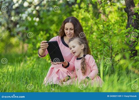 Moeder En Dochter Gebruiken Selfie Met Een Tablet Stock Afbeelding