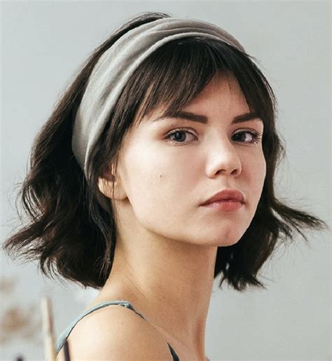 How to Wear a Headband with Short Hair? - LooksGud.com