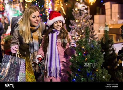 Famille de la mère et fille de l adolescence ayant l amusement sur la