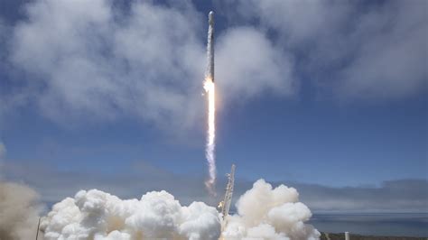 SpaceX to exclusively fly reusable rocket