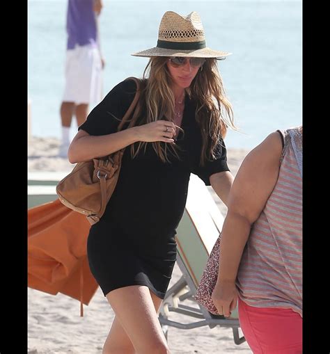 Vidéo Gisele Bündchen enceinte de Vivian se détend sur la plage en