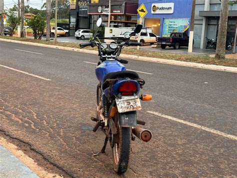 Condutor de carro foge após atingir motociclista em cruzamento de Nova