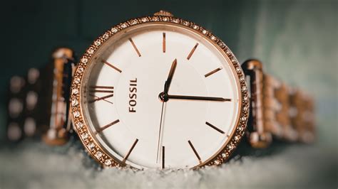 Round Gold-colored Fossil Analog Watch · Free Stock Photo