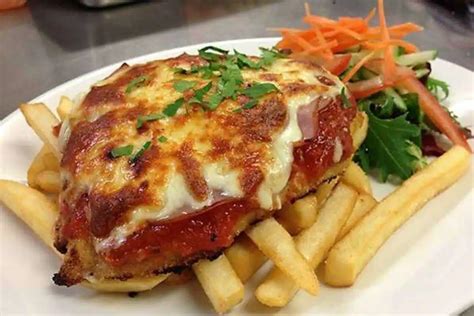 Um delicioso almoço em família Filé à Parmegiana de dar água na boca