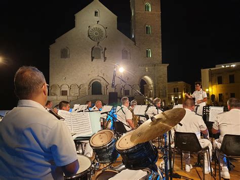 Trani Settimana Del Mare La Fanfara Della Marina Si Supera Fra Vento