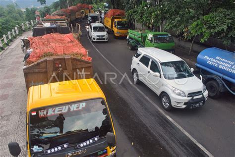 PENUMPUKAN TRUK SAMPAH ANTARA Foto