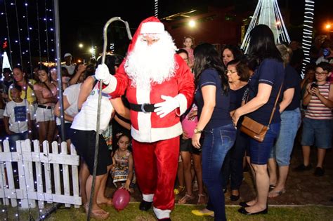 Chegada do Papai Noel e decoração de luzes marcam festividades