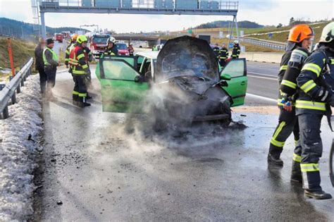 Fahrzeugbrand Auf Der S Bei Kefermarkt Fordert Einsatz Von F Nf