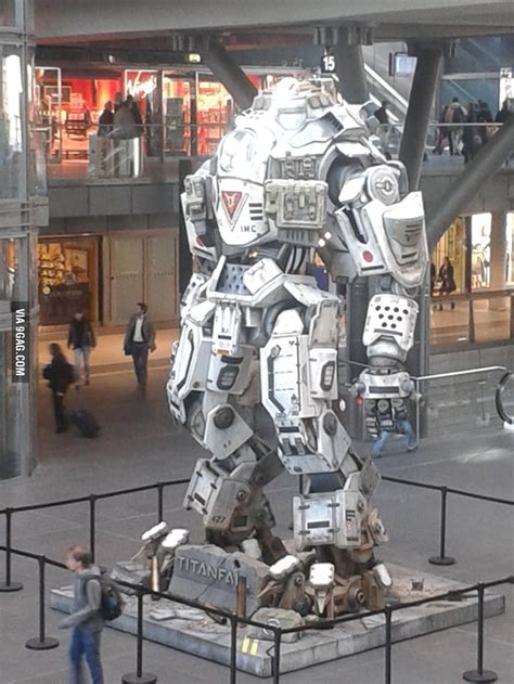 Real Sized Titan In Berlins Hauptbahnhof 9GAG