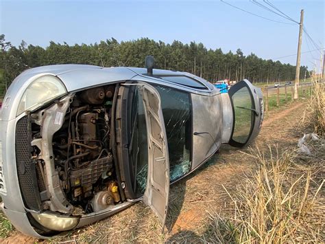 Professora fica ferida em acidente na SP 294 em Flórida Paulista