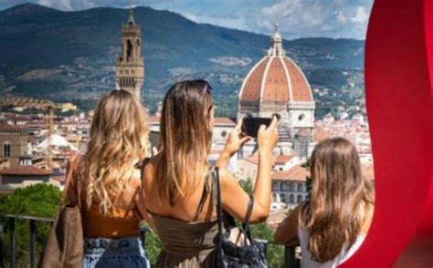 Donne Che Viaggiano Da Sole Firenze Al Esimo Posto Nella Classifica