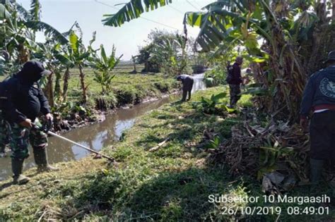 Satgas Citarum Sektor 21 10 Giat Bersihkan Sampah Di Sungai Curug