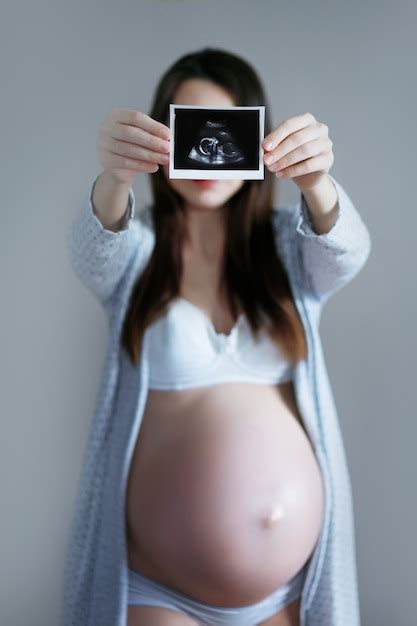 Mulher Gr Vida Faz Uma Ultrassonografia Na Barriga Isolada Em Cinza