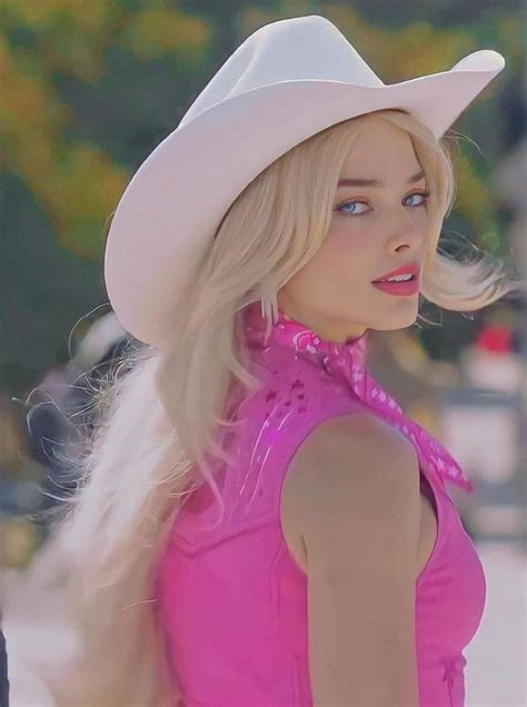 Margot Robbie's photo 🫶🏻🩷 | Barbie movies, Margot robbie, Margot robbie photos