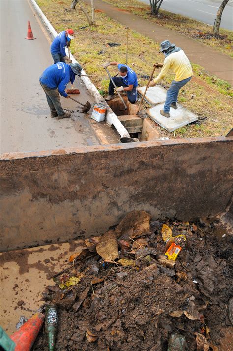 Equipes De Limpeza Retiram Toneladas De Lixo Em Bueiros De S O