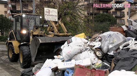 VIDEO Da Via Perez A Falsomiele Emergenza Rifiuti Senza Fine Ruspe