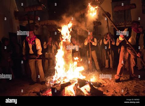 Prozession Mit Fackeln In Der Nacht Fotos Und Bildmaterial In Hoher