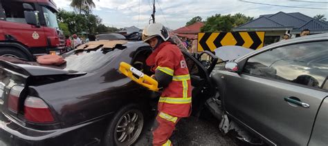 Sekeluarga Nyaris Maut Kereta Bertembung Mpv Edisi