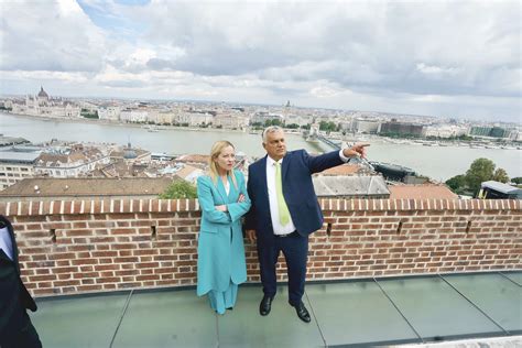 Giorgia Meloni A Budapest Con Viktor Orban Le Foto Formiche Net