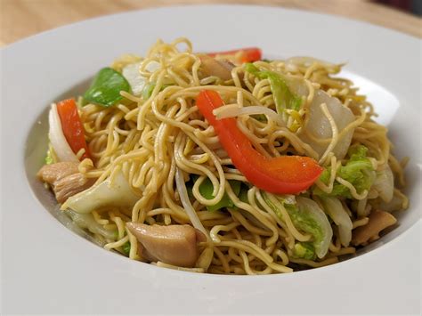 Chow Mein Au Poulet Un Classique De Hop Dans Le Wok