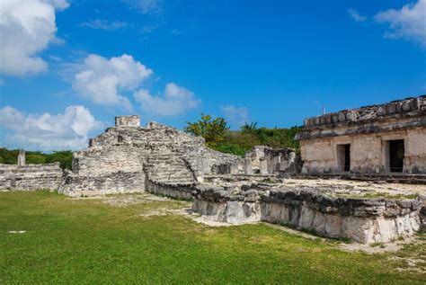 visitors   climb  mayan ruins  cancun cancun sun