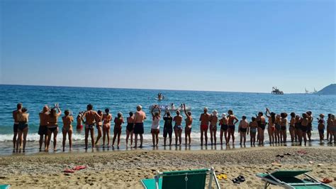 Savona In 16 Mila Alla Catena Umana In Spiaggia Contro Il