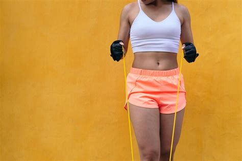Mujer latina haciendo ejercicio en un parque público Foto Premium