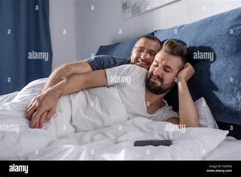 Gay Men Lying In Bed Fotos Und Bildmaterial In Hoher Aufl Sung Seite Alamy
