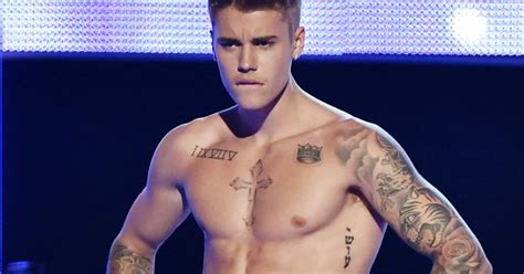 Justin Bieber tira a roupa e fica só de cueca no Fashion Rocks