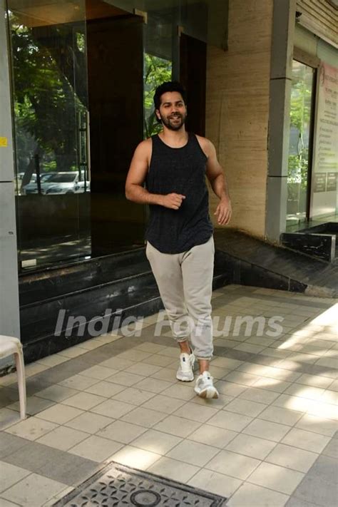 Varun Dhawan spotted in Juhu Photo | 565884