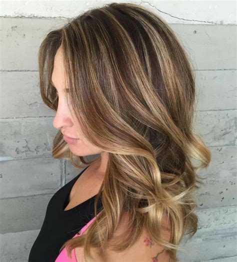 Capelli Di Media Lunghezza Con Balayage Biondo Miele Su Una Base