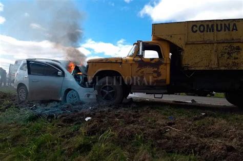 Espectacular choque de frente entre un auto y un camión en la ruta