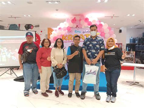 Arya Menyanyi Sambil Main Keyboard di Acara KREATIF di Transmart ...