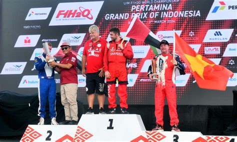 Serahkan Piala Juara F Powerboat Danau Toba Pj Gubernur Sumut