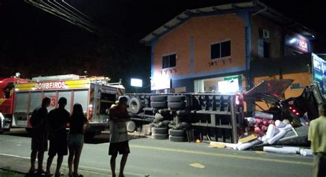 V Deo Caminh O Carregado De Malha Tomba Em Guabiruba