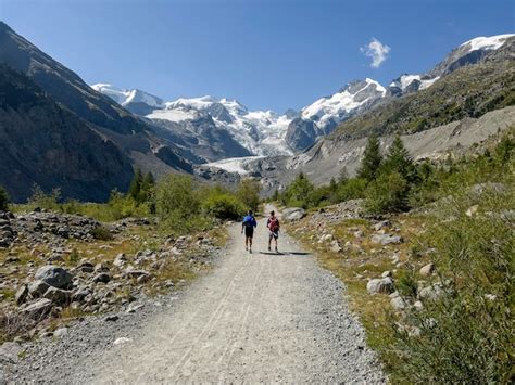 Mucha Gente Camina Hacia El Glaciar Morteratsch Foto Premium