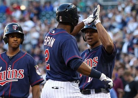 Twins Twin Speedsters Denard Span 2 And Ben Revere Celebrate Span S