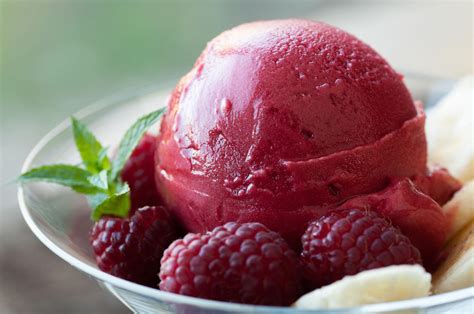 Lekki sorbet malinowy z syropem z agawy przepis na mrożony deser z