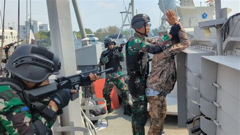 Kri Badik Gelar Latihan Vbss Dengan Satkopaska Koarmada Ii