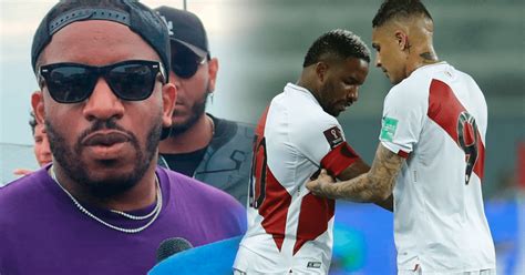 Paolo Guerrero Jefferson Farfán Defiende Al Delantero De La Selección