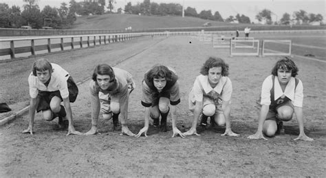 Donne E Sport Giochi Femminili 1922 Allacciati Le Storie