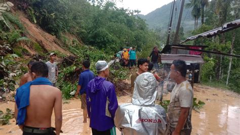 Badan Jalan Tertimbun Longsor Lintas Sumut Aceh Macet Total WASPADA