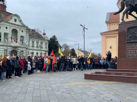 Protest Prosvetara Na Trgu Slobode U Zrenjaninu FOTO