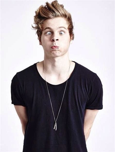 Luke Hemmings - 5sos Family Photo (37602481) - Fanpop