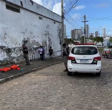 Assaltante Morre Em Troca De Tiros Popular Ap S Invadir Casa De