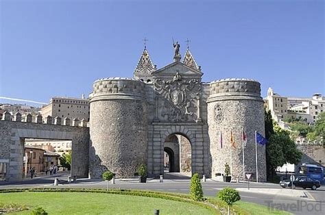 Viaje a Toledo 9. La Puerta de Bisagra o Puerta Nueva de Bisagra es una puerta monumental ...