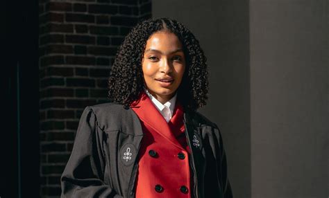 Part Middle-Eastern actress Yara Shahidi officially graduates from ...