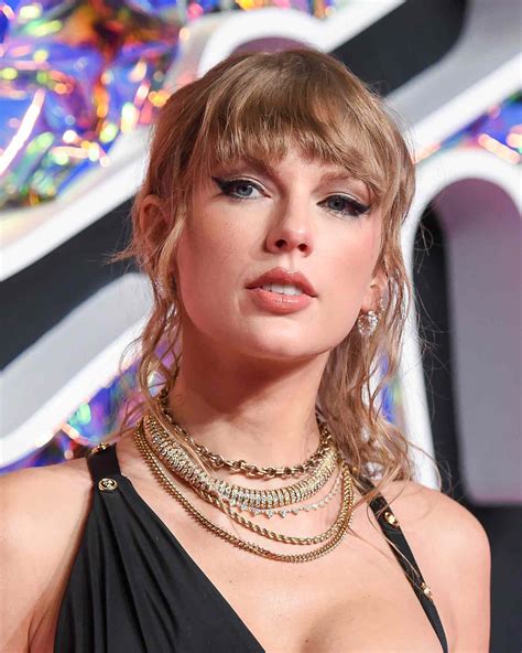 27 Taylor Swift Makeup Moments That Are Iconic in Any Era