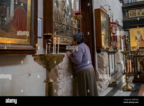 Jerusalem Israel November 12th 2022 A Woman Kissing An Icon In The