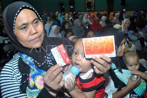 PENYALURAN BANTUAN SOSIAL PKH ANTARA Foto